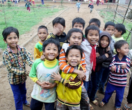 Bởi thế, rất cần có sự hỗ trợ, giúp đỡ từ các chính phủ, các tổ chức phi chính phủ, các nhà tài trợ trong và ngoài nước để những vùng đất chết hồi sinh. Để nụ cười của trẻ thơ - đối tượng chiếm tỉ lệ khoảng 30% trong các vụ tai nạn do bom mìn, vật nổ - mãi hồn nhiên như thế (Trong ảnh: trẻ em khóm A rồng, thị trấn Krông Klang, huyện Đackrong, Quảng Trị-một trong những tỉnh bị ô nhiễm bom mìn nặng nề nhất nước ta)