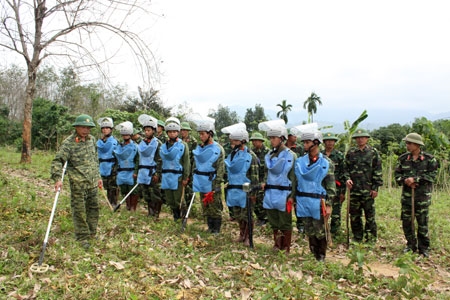 Là lực lượng nòng cốt trong dò gỡ, rà phá bom mìn, trong nhiều năm qua, bộ đội công binh đã nỗ lực vượt qua mọi gian khổ, hiểm nguy, làm sạch nhiều vùng đất chết (Trong ảnh: Bộ đội công binh Tổng công ty 319-Bộ Quốc phòng, tổ chức dò gỡ bom mìn, vật nổ tại huyện Nam Đông, Thừa Thiên-Huế)