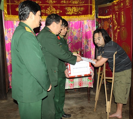 Mặc dù toàn xã hội, nòng cốt là bộ đội công binh đã vào cuộc quyết liệt, nhằm giải phóng đất đai, từng bước giúp đỡ nạn nhân của bom mìn ổn định cuộc sống, song khó khăn trước mắt vẫn không hề nhỏ. Chúng ta cần đến 10 tỉ USD để làm sạch ô nhiễm bom mìn, vật nổ và 100 tỉ USD để tái thiết cuộc sống của nhân dân tại những vùng bị ô nhiễm bom mìn...