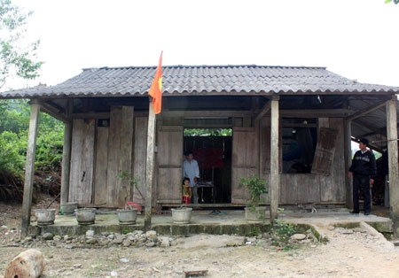 Kể từ khi bị tai nạn bom mìn, vật nổ từ năm 1995 đến nay, anh Võ Đức Thịnh, xã Hương Phú, huyện Nam Đông (Thừa Thiên-Huế) không còn khả năng làm việc nặng. Bởi thế, hai vợ chồng anh và 3 con nhỏ vẫn phải sống trong căn nhà lụp xụp này.