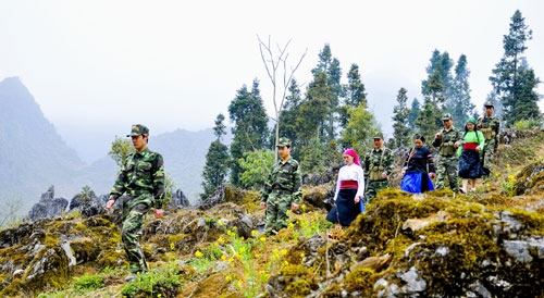 Nhờ sự phối hợp tích cực giữa cán bộ, chiến sĩ đồn biên phòng Phó Bảng với cấp ủy, chính quyền và bà con nhân dân các dân tộc trên địa bàn, nên tình hình an ninh chính trị, trật tự an toàn xã hội luôn được giữ vững
