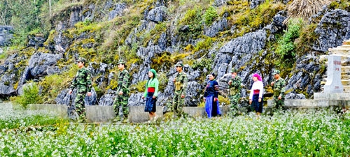 Quân, dân cùng tuần tra bảo vệ chủ quyền an ninh biên giới quốc gia