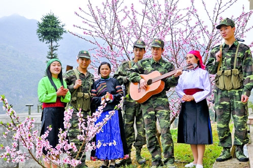 Cất cao lời ca tiếng hát bên sắc thắm hoa đào, sau phiên tuần tra biên giới