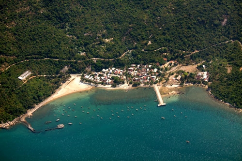 …và một góc đảo Cù Lao Chàm (Quảng Nam) với nhiều màu sắc, hiện ra rõ nét dưới cánh trực thăng. Đây là chuyến bay trong điều kiện khí tượng giản đơn, phi công có thể bay bằng mắt, dựa vào việc quan sát địa tiêu. Tuy nhiên, từ căn cứ Đà Nẵng, đã có nhiều lần chiếc cất cánh trong điều kiện khí tượng phức tạp ban đêm, để chuyên chở công nhân của các hãng dầu từ giàn khoan, tàu khoan về đất liền tránh bão; hay bay cấp cứu y tế trên biển…Tất cả những chuyến bay như thế đều được thực hiện an toàn, hiệu quả.