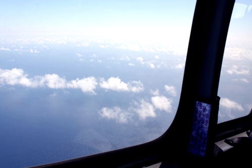 Một chuyến bay biển cất cánh từ căn cứ sân bay Đà Nẵng. Phía ngoài cửa kính máy bay, mây trắng trôi bảng lảng…