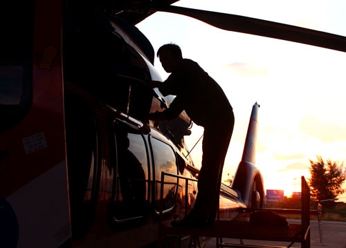 Thiếu thốn, khó khăn là vậy, song đã hơn 20 năm nay, mỗi khi mặt trời vừa hắt những tia nắng đầu tiên trên mặt biển, các phi công, nhân viên kỹ thuật lại bắt đầu một ngày bay mới. Để cho mỗi chuyến bay an toàn, thắng lợi, công tác chuẩn bị bay được tiến hành chặt chẽ trước ngày bay, trước khi bay và giữa các chuyến bay.