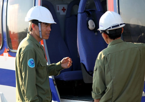 Trong khi chờ phi công tiếp thu máy bay, Đại úy QNCN Nguyễn Thanh Huệ (bên trái), trợ lý kỹ thuật tranh thủ trao đổi kinh nghiệm phục vụ từng đối tượng khách hàng với Đại úy QNCN Phạm Dũng Tiến, kỹ sư thiết bị vô tuyến điện tử của Công ty. Truyền thụ kinh nghiệm luôn là nội dung được đội ngũ cán bộ, nhân viên của Công ty hết sức coi trọng, nhằm nâng cao trình độ chuyên môn nghiệp vụ.