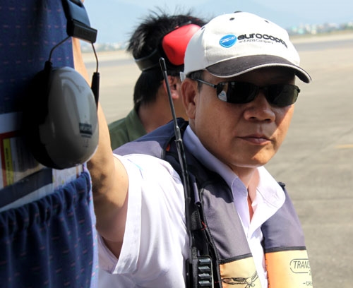 …và Thượng tá Vũ Thành Cung, Phó giám đốc Công ty. Do quân số mỏng, nên các phi công trong Ban giám đốc của Công ty đã dành 30-35% quỹ thời gian để tham gia bay.