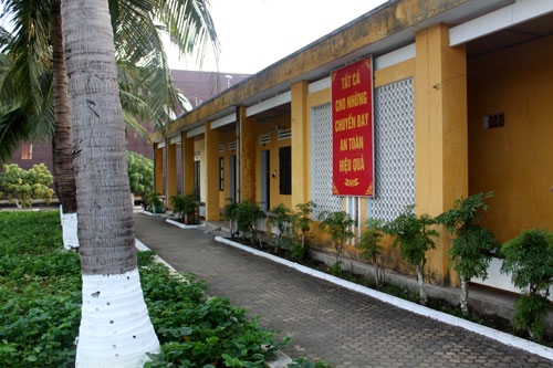 Ấn tượng đầu tiên với những người đến với căn cứ sân bay Đà Nẵng là cơ sở vật chất của Công ty Trực thăng miền Bắc tại đây. Diện tích toàn bộ căn cứ chỉ vỏn vẹn khoảng 20.000m2, mới chỉ đáp ứng được 1/5 nhu cầu. Nơi ở của đội ngũ phi công và các thành phần phục vụ là dãy nhà cấp 4 này, với 9 phòng, được xây dựng từ đầu những năm 1990.