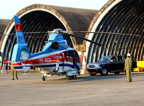 Đưa máy bay từ vòm ra sân đỗ…