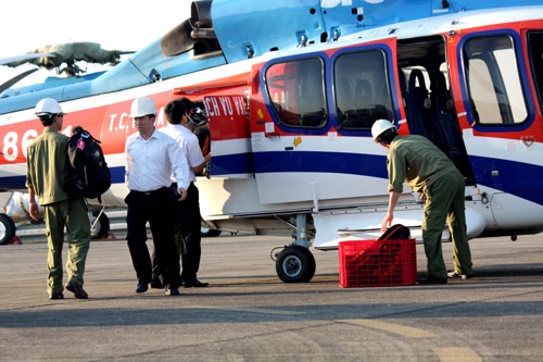 …và chuyển hành lý của hành khách lên trực thăng.