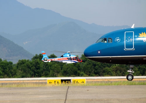 Chiếc EC-155B1 do tổ bay Đỗ Xuân Hòa-Chu Quang Minh điều khiển, hạ cánh tại sân bay Đà Nẵng sau chuyến bay biển...