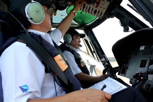 …là Bí thư Đảng ủy, Phó giám đốc Công ty, Thượng tá-Phi công cấp 1 Đỗ Xuân Hòa (bên phải).