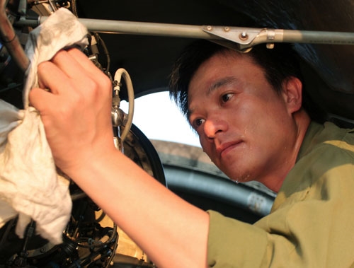 Vừa vệ sinh sàn động cơ máy bay, Trung úy QNCN Nguyễn Thế Hùng, trợ lý bảo đảm kỹ thuật hàng không của Công ty vừa cho biết, sáng sớm làm việc trên đường băng vốn đã nóng rồi, nhưng đến khoảng 9-10 giờ, không khí trên mặt đường băng sẽ…nhảy múa do nhiệt độ lên tới 45 độ C. Tâm sự của Hùng đã phần nào nói lên nỗi vất vả của những người lính thợ tại căn cứ này.