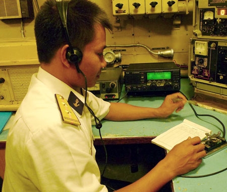 Trung úy Nguyễn Công Vinh đang thu phát điện tín, đảm bảo liên lạc thông suốt giữa tàu với đất liền.