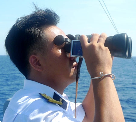 Chính trị viên Kỳ hạm HQ861, Trung úy Nguyễn Thành Nam, đang quan sát tình huống trong diễn tập chống cướp biển.