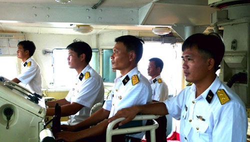 Ban chỉ huy Kỳ hạm HQ861 trong quá trình thực hiện nhiệm vụ tuần tra liên hợp và diễn tập chống cướp biển luôn bám sát, xử trí kịp thời các tình huống.