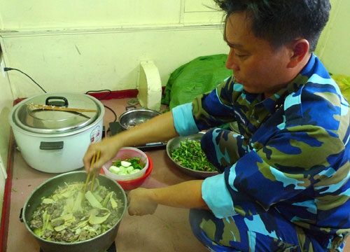 Để đảm bảo sức khỏe cho cán bộ chiến sỹ thực hiện nhiệm vụ trong điều kiện hoạt động dài ngày trên biển, công tác hậu cần trên Kỳ hạm HQ861 luôn được chú trọng. Trong ảnh, bếp trưởng, Thượng úy Nguyễn Văn Bình đang “xử lý” món thịt vịt hầm măng cho bữa ăn trưa của cán bộ, chiến sỹ trên tàu. Thượng úy Nguyễn Văn Bình là một trong những “anh nuôi” có trình độ tay nghề “siêu” nhất Lữ đoàn 161!