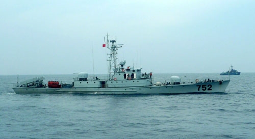 Kỳ hạm số hiệu 752 của Hải quân Trung Quốc tham gia chuyến tuần tra liên hợp. Đây là loại tàu tên lửa tấn công nhanh lớp “Hou xin” có lượng giãn nước 478 tấn đầy, kích thước 62,8m x 7,2m x 2,4m. Vận tốc tối đa của tàu đạt 28 hải lý/giờ. Nếu chạy với vận tốc kinh tế 18 hải lý/giờ, tàu có tầm hoạt động 750 hải lý. Quân số trên tàu khoảng trên dưới 70 người. Tàu được trang bị 4 quả tên lửa đối hải YJ-1 tầm bắn 40km hoặc tên lửa C802 tầm bắn 120km. Ngoài ra, tàu còn được lắp 4 khẩu pháo 37 mm và 4 pháo khẩu hai nòng 14,5mm.