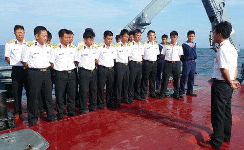 Một ngày trên Kỳ hạm HQ861 bắt đầu từ sáng sớm bằng việc thuyền trưởng, Đại úy Phạm Trung Đông, tập trung cán bộ, chiến sỹ của tàu để phổ biến, quán triệt nhiệm vụ.