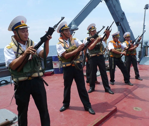 Trong đợt tuần tra liên hợp giữa hải quân hai nước, đã tiến hành diễn tập chống cướp biển với sự phối hợp của hai biên đội tàu. Trong ảnh, các chiến sỹ Hải quân nhân dân Việt Nam đang khám súng, chuẩn bị sẵn sàng cho mọi tình huống.