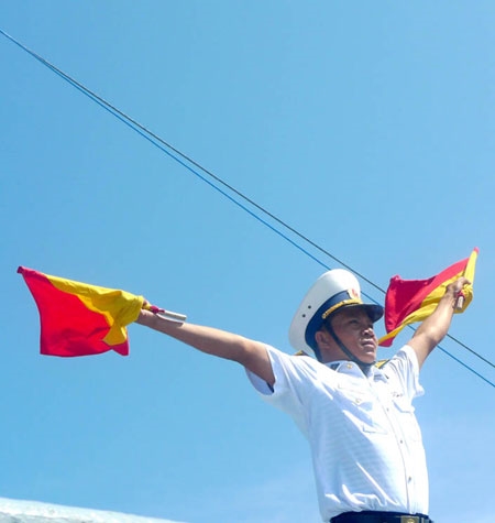 Đợt tuần tra liên hợp lần thứ 13 và diễn tập chống cướp biển giữa Hải quân nhân dân Việt Nam với Hải quân Quân giải phóng nhân dân Trung Quốc đã kết thúc thành công. Các cán bộ, chiến sỹ trong biên đội tàu Việt Nam thuộc Vùng C Hải quân đã hoàn thành xuất sắc nhiệm vụ trên giao. Trong ảnh là hình tượng tuyệt đẹp về người chiến sỹ Hải quân nhân dân Việt Nam, tự tin, kiêu hãnh, vững vàng trước sóng gió, kiên định bảo vệ chủ quyền lãnh thổ của Tổ quốc giữa muôn trùng sóng bể Đông!