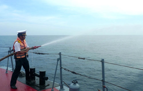 Phát hiện bọn cướp biển có ý định chạy trốn, Kỳ hạm HQ861 đã bắn đạn lửa cảnh cáo, đồng thời dùng súng nước để khống chế, bắt giữ toàn bộ toán cướp biển. Trong ảnh, Thiếu úy Nguyễn Tất Thành đang sử dụng súng nước trong hoạt động diễn tập chống cướp biển.