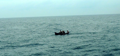 Mục tiêu giả lập, xuồng chở bọn cướp biển đang tìm đường chạy trốn.