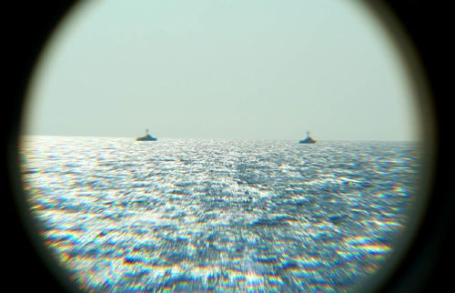 Hải quân Quân giải phóng nhân dân Trung Quốc cử hai tàu tên lửa số hiệu 752 và 753 tham gia tuần tra liên hợp với hai tàu của Việt Nam. Trong ảnh, hai tàu của Hải quân Quân giải phóng nhân dân Trung Quốc đang di chuyển phía bên kia đường phân giới vịnh Bắc Bộ.