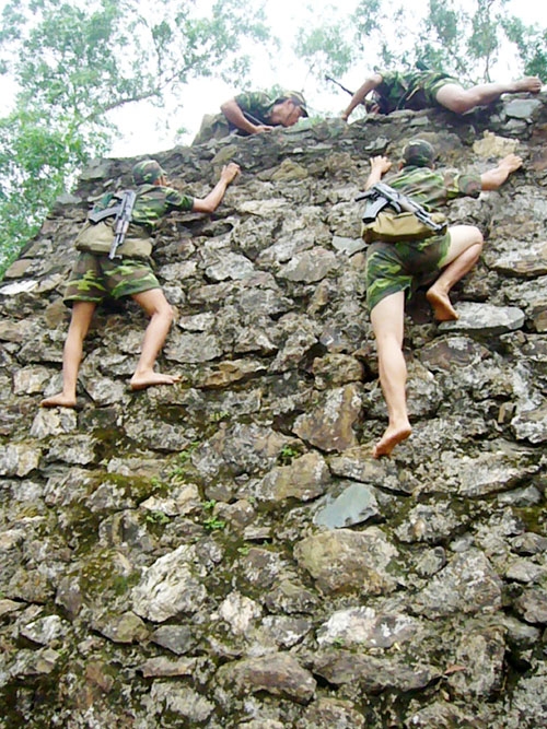 Vượt qua vách cao…