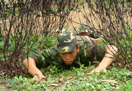 Chiến sĩ trẻ khắc phục vật cản, tiếp cận mục tiêu.