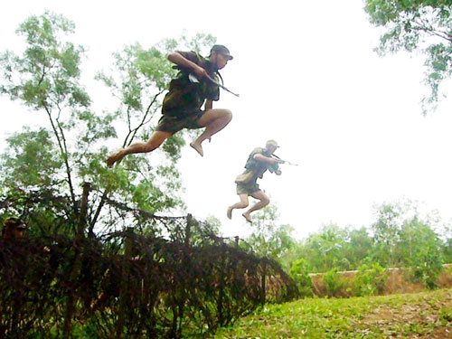 … và hàng rào bùng nhùng.