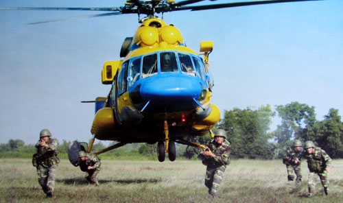 Huấn luyện đổ bộ bằng trực thăng, tiến hành tập kích mục tiêu.