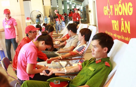 Từ sáng sớm, nhiều thanh niên, sinh viên Thủ đô đã tới tham dự ngày hội hiến máu