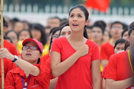 Hoa hậu Ngọc Hân tham gia lễ chào cờ trước khi tham gia xếp hình giọt máu khổng lồ.