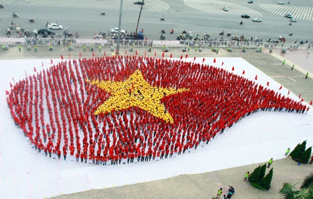 Chương trình “Kết nối đỏ” đã thực hiện xếp hình giọt máu khổng lồ với hơn 4.000 người tham dự. Đây được xem là hình ảnh giọt máu được xếp bằng người lớn nhất Thế giới.