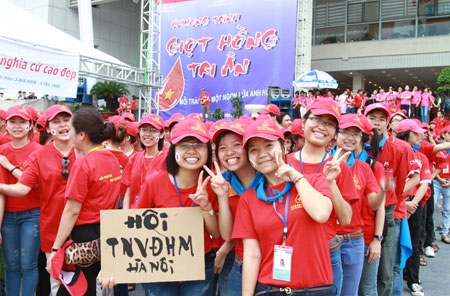 Các bạn trẻ háo hức, tự hào khi được tham gia xếp hình giọt máu khổng lồ