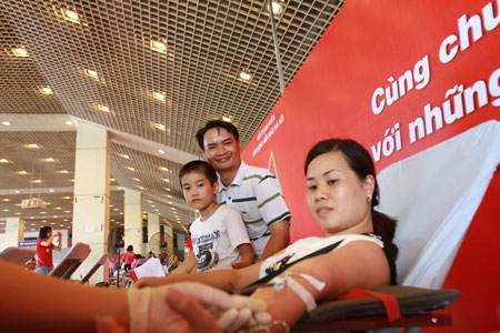 Gia đình anh Trần Xuân Doanh và chị Nguyễn Thị Thảo (huyện Hoài Đức – Hà Nội) cùng tham dự ngày hội hiến máu. Đây là lần thứ 12, anh Doanh tham gia hiến máu, còn với chị Thảo là lần thứ 3.