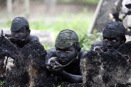 “Báo đen” rình mồi.