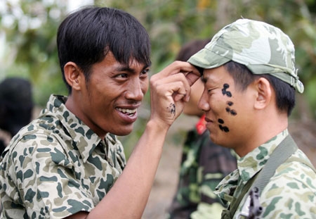 Bộ đội đặc công…trang điểm