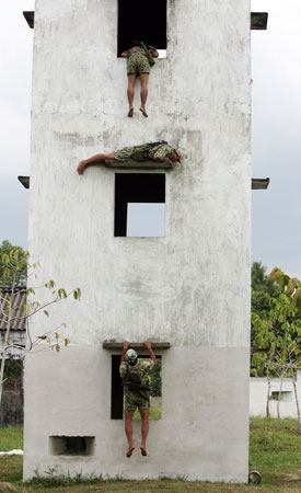 Tay không leo nhà tầng là một trong những bài tập thường xuyên của đặc công.