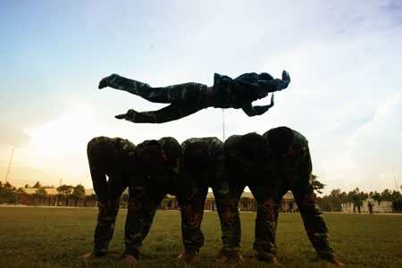 Thể lực sung mãn, bộ đội đặc công có thể bay qua 5 đến 7 người một cách dễ dàng.