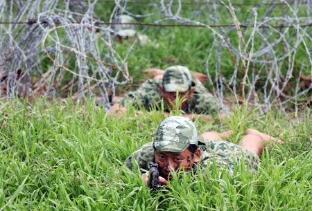 Để có thể luồn sâu đánh hiểm, bộ đội đặc công phải khổ luyện vượt bãi mìn dày đặc hay hàng kẽm gai chằng chịt.