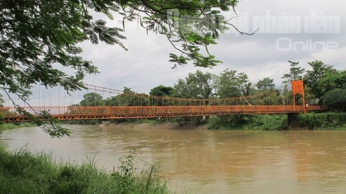 Ra khỏi thành phố, ở các miền quê, đất nước Lào cũng rất đẹp. Đây là con sông Nậm Khàn, trên đường vào Động Chăng.