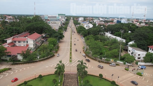 Từ trên đỉnh cao nhất của Đài Chiến Thắng, nhìn vào trung tâm Thủ đô Viêng Chăn...