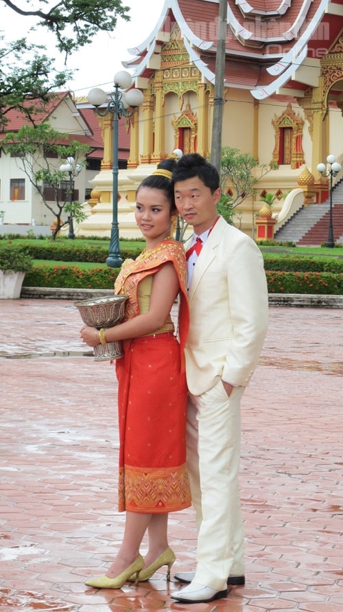 Những ngày trọng đại, người dân Lào đến Quảng trường Thạt Luổng thắp hương Vua Xay-xịt. Trong ảnh là đôi bạn trẻ trong ngày cưới.
