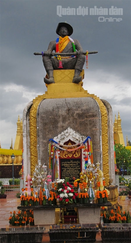 ...Đây là Vua Xay-xịt Thạ-Thị-lạt, vị vua anh minh rời đô từ Luông-Pha-Băng về Viêng Chăn