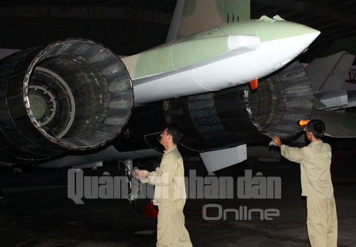 Góp phần vào mỗi chuyến bay an toàn, thắng lợi, luôn có sự đóng góp của những người lính thợ. Để máy bay có thể rời đường băng, công tác chuẩn bị kỹ thuật được tiến hành chặt chẽ, nghiêm túc trước ngày bay, trước ban bay và sau mỗi chuyến bay.