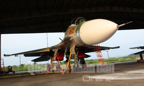 Một chiếc Su-30 được chuẩn bị kỹ thuật trước ban bay
