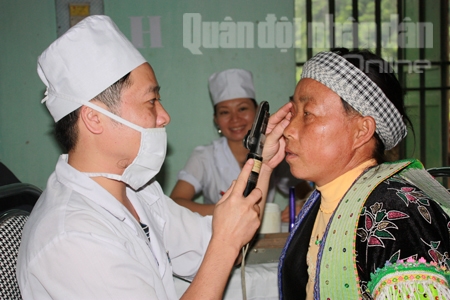 Khám bệnh, cấp thuốc miễn phí cho bà con vùng sâu, vùng xa là hoạt động được Bệnh viện Quân y 105 duy trì thường xuyên, có hiệu quả (trong ảnh: y, bác sĩ Bệnh viện Quân y 105 khám bệnh cho bà con dân tộc tỉnh Cao Bằng).